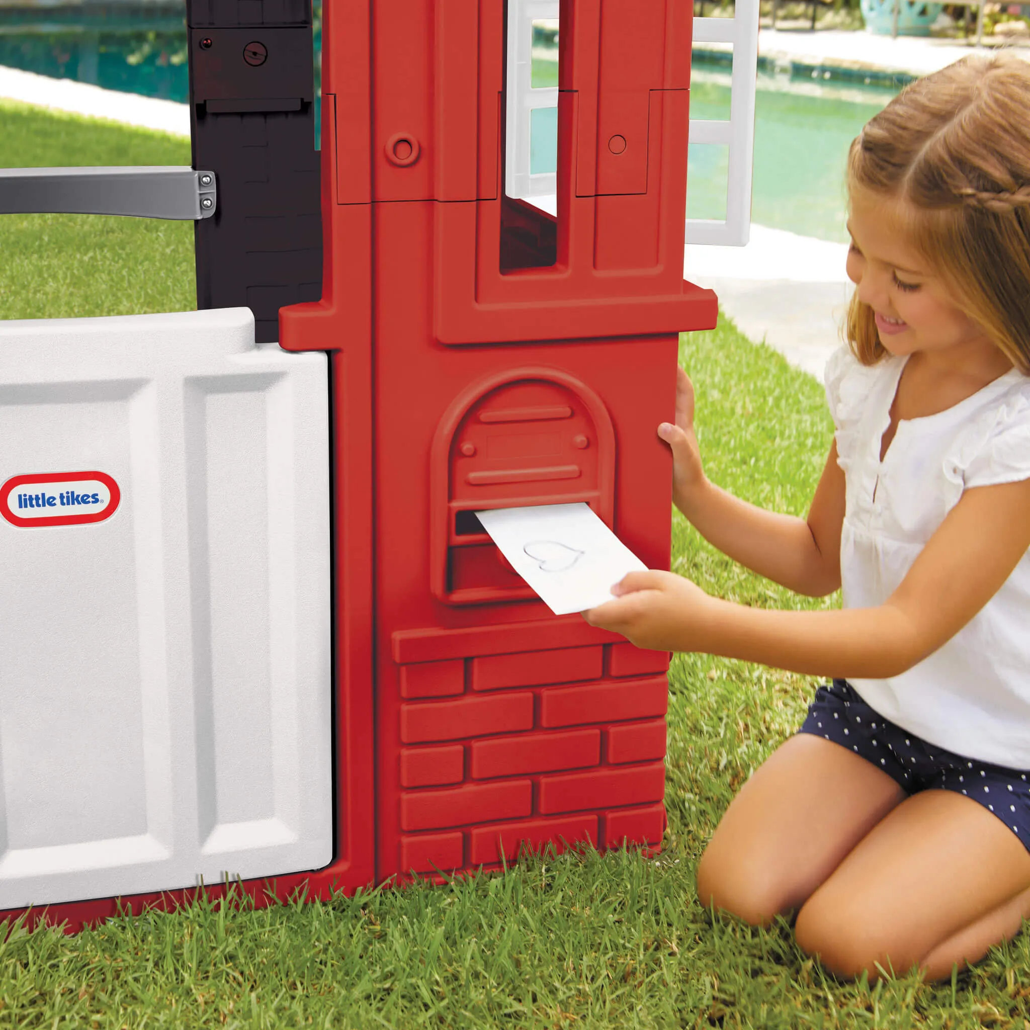 Cape Cottage Playhouse™ - Red